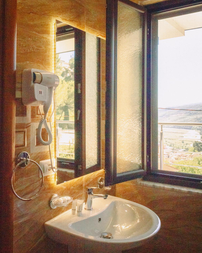 Bathroom 3, Te Gjyshi, Beratit