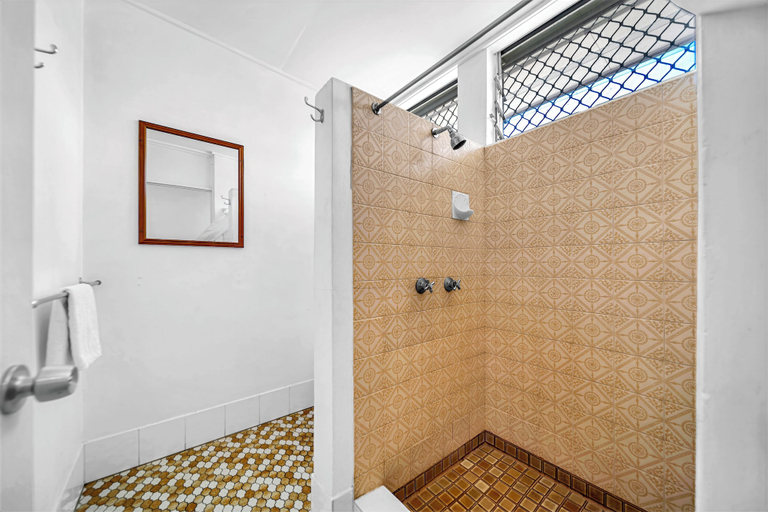 Bathroom 3, Pearly Shell Motel, Bowen