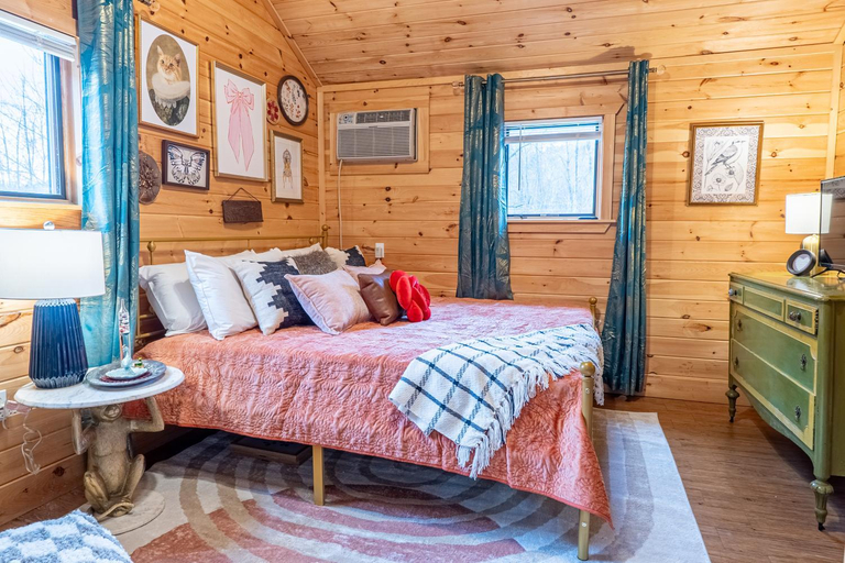 Bedroom 2, Northern Acres, Warren