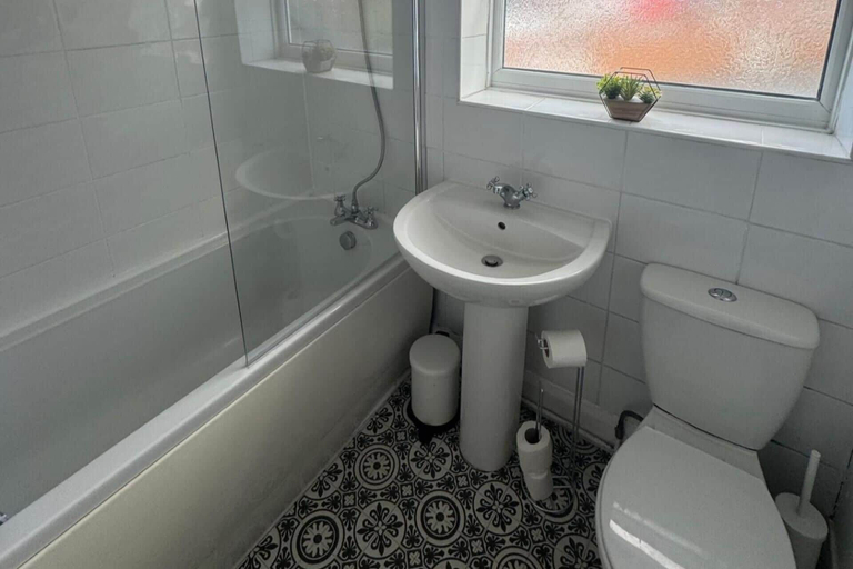 Bathroom, Simonside Apartment - Sleeps 6 - Pets Ok - Parking, Newcastle upon Tyne