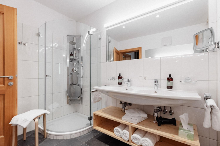 Bathroom 4, Chalet Christl Panorama Appartements, Bludenz