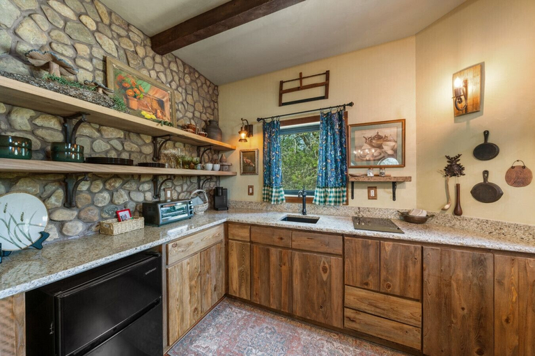 Private kitchen 3, Woodsman Hobbit with Hot Tub & Fireplace, Gillespie