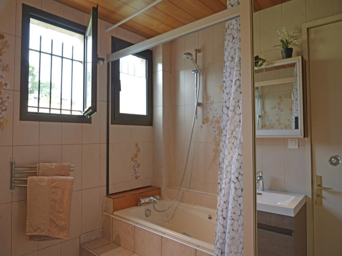 Bathroom 3, Spacious Villa Retreat in Carcassonne, Aude