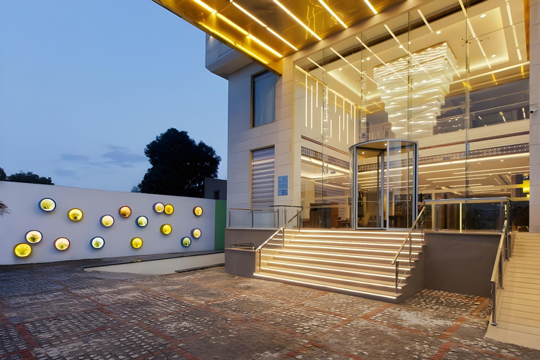 Exterior & Views