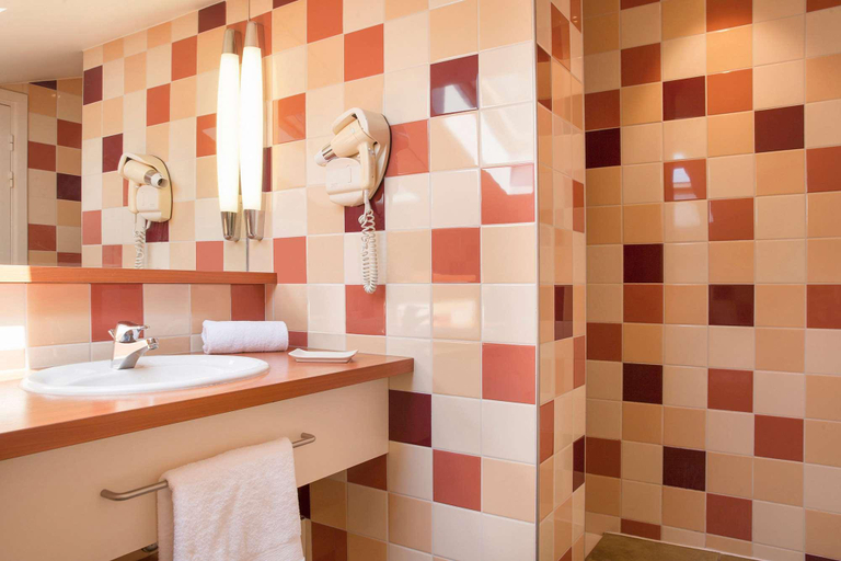 Bathroom 4, La Fischhutte, The Originals Relais, Bas-Rhin