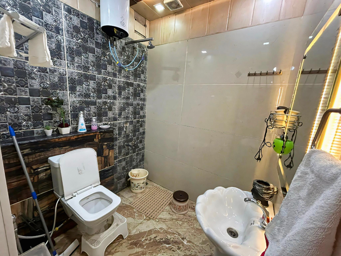 Bathroom 3, URBAN HOMESTAY, Sahibzada Ajit Singh Nagar
