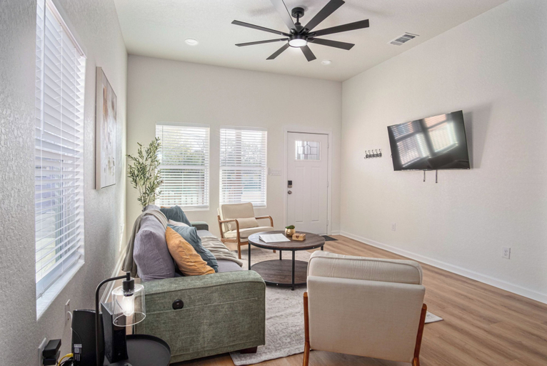 Living room 5, 5br/3ba Minutes From the Action With Skyline Views, Bexar