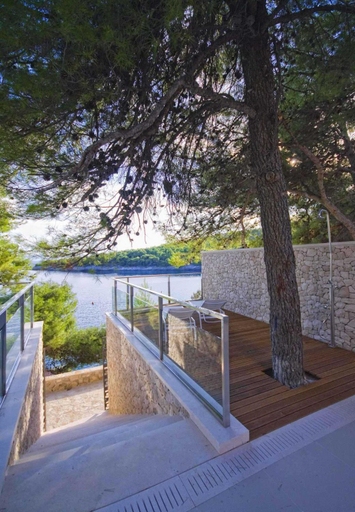 Others 4, Stunning Brac Villa  5 Bedrooms  Villa Selca Brac  5 Metres to the Beach, Selca