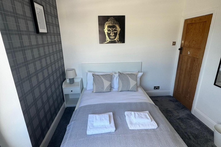 Room 4, Simonside Apartment - Sleeps 6 - Pets Ok - Parking, Newcastle upon Tyne