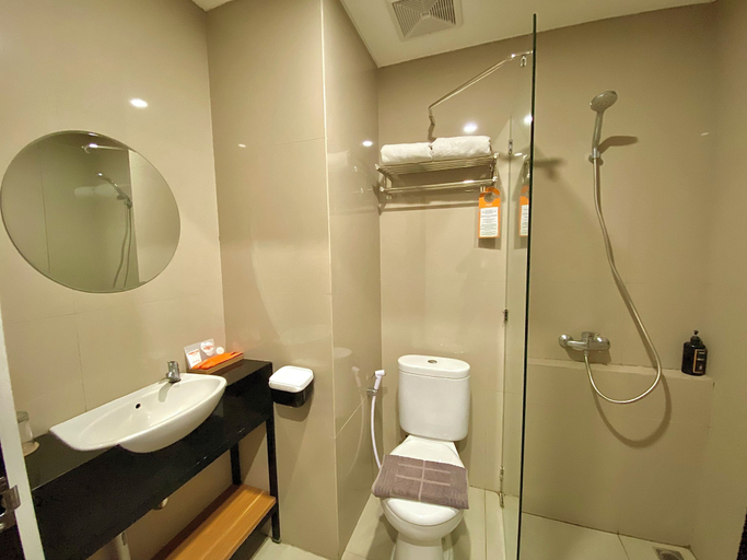 Bathroom 5, Front One Hotel Gombong, Kebumen