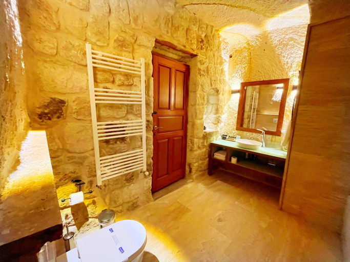 Bathroom 5, Acropolis Cave Suites, Ürgüp