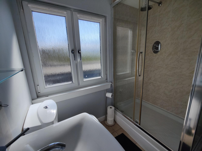 Bathroom 3, NEW Fabulous 2BD Maisonette Dunfermline, Fife, Fife
