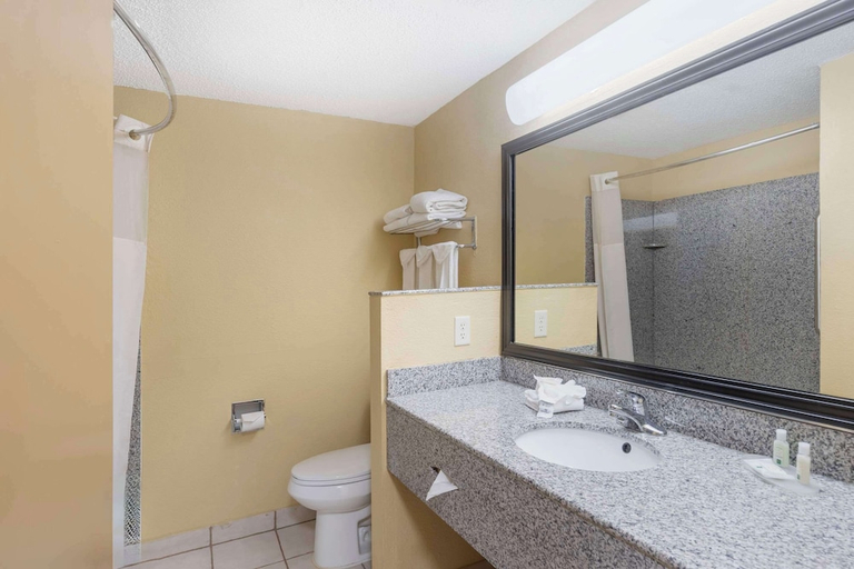Bathroom 4, Quality Inn & Suites Bloomington University Area, McLean