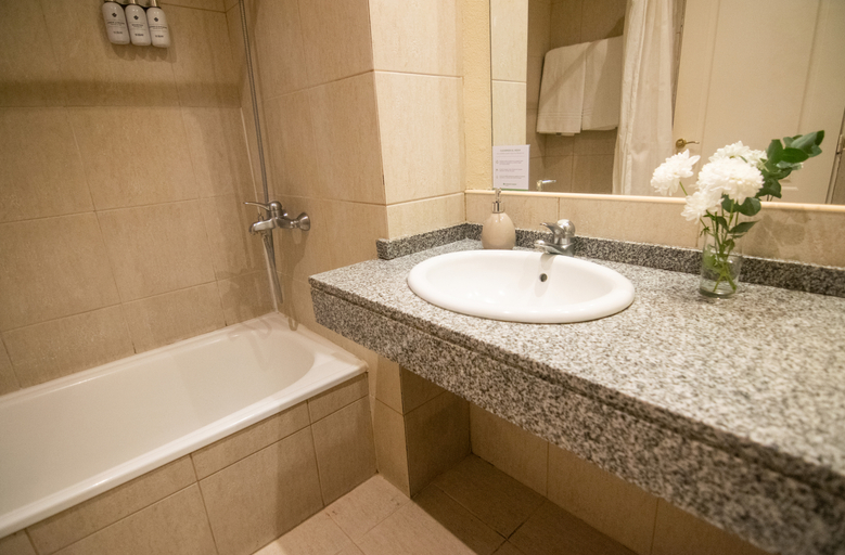 Bathroom 3, Wyndham Garden Campana, Campana