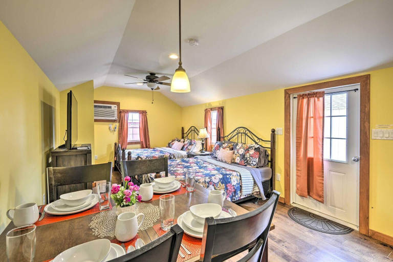 Food & Drinks, Equestrian House Suites, Wayne
