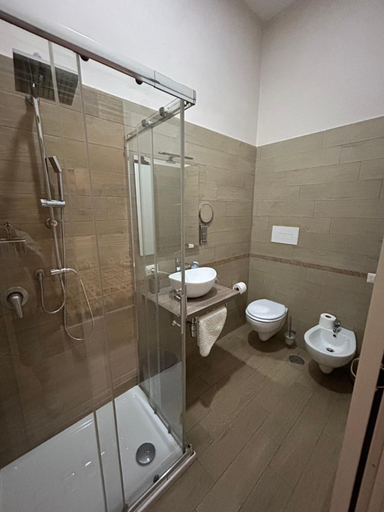 Bathroom 3, 'A Funtanella, Napoli