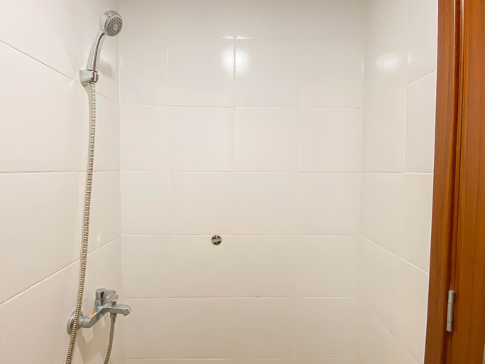 Bathroom 5, Basic Studio Apartment at Vittoria Residence By Travelio, Jakarta Barat