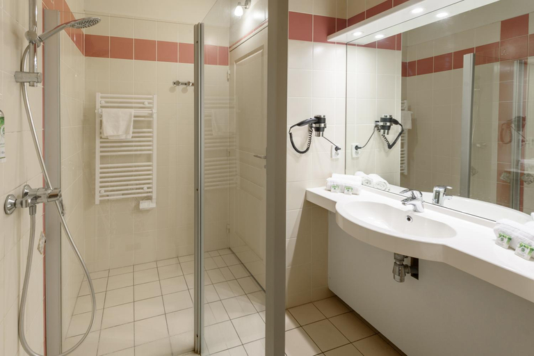 Bathroom 3, Residhotel Toulouse Centre, Haute-Garonne