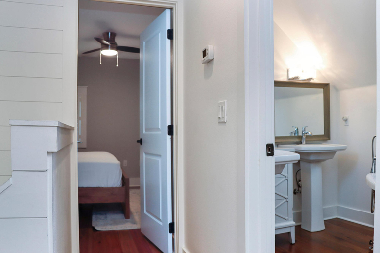 Room 2, Gone Coastal, Bay