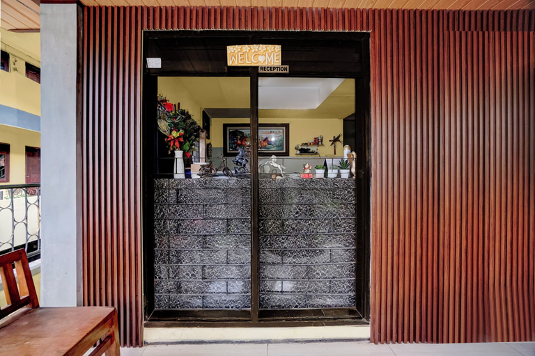 Reception 3, OYO 95043 Guest House Adel's, Malang