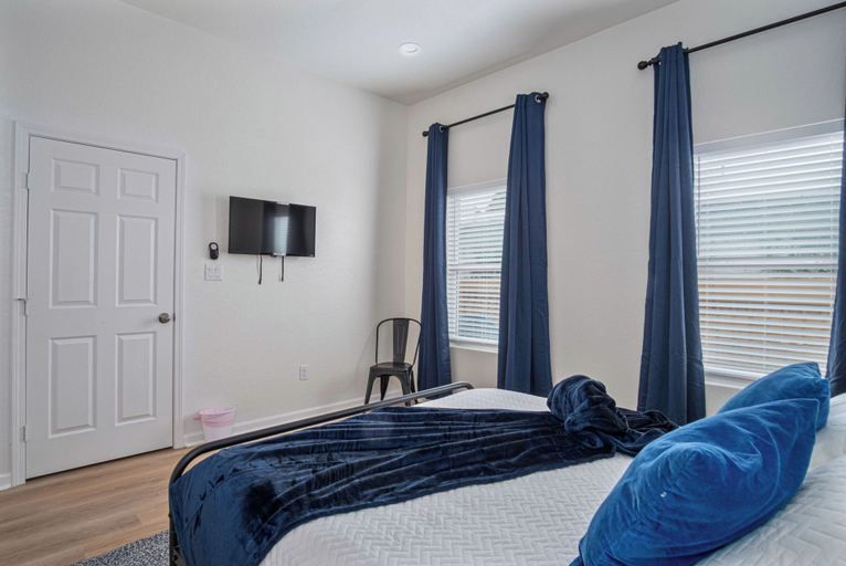 Room 4, 5br/3ba Minutes From the Action With Skyline Views, Bexar