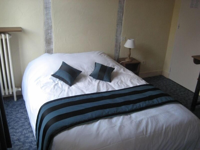 Bedroom, Hotel Restaurant le Cheval Blanc, Yonne