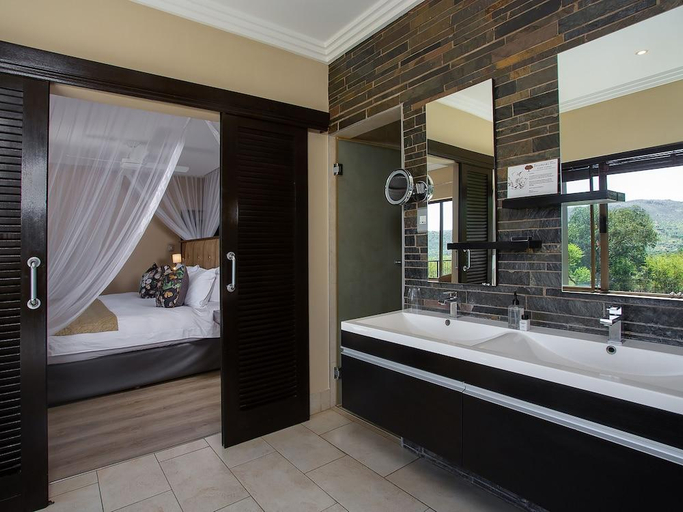 Bathroom 4, Shepherds Tree Game Reserve, Bojanala
