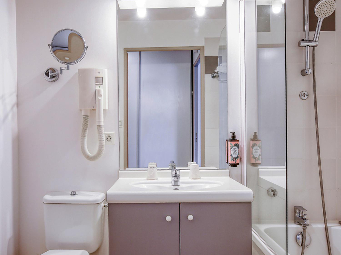 Bathroom 4, Sejours & Affaires Angers Atrium, Maine-et-Loire
