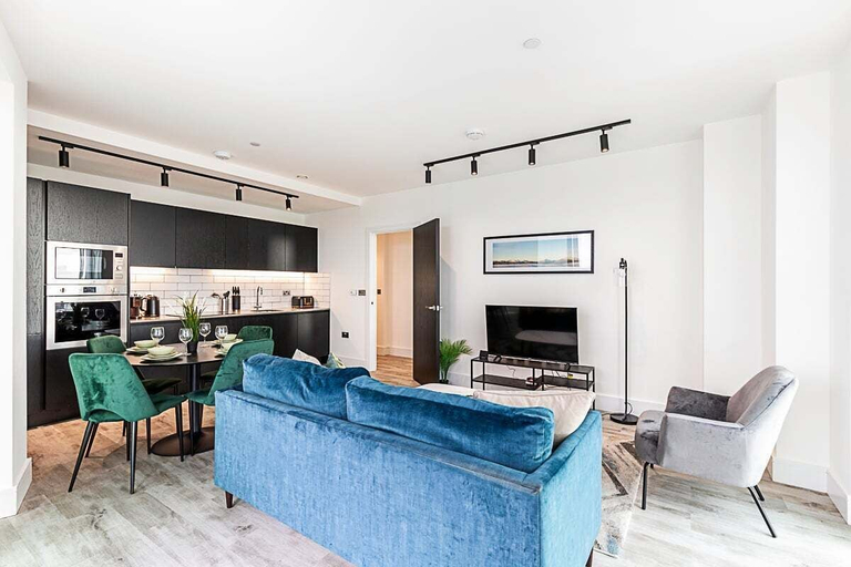 Others 3, Modern Sky-High Flat In North Acton, London