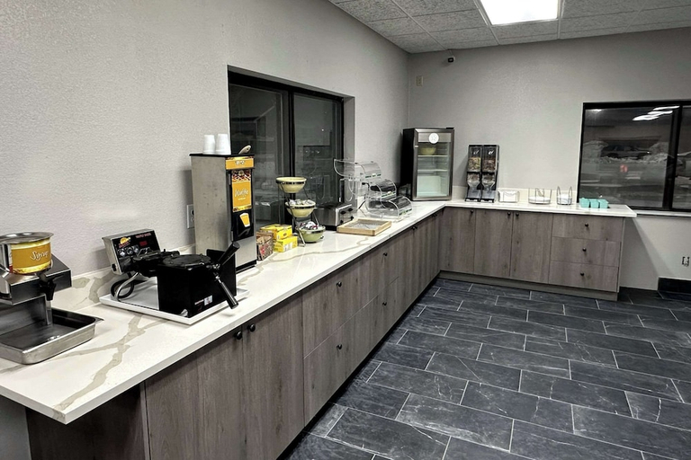 Food & Drinks, Quality Suites Near West Acres, Cass