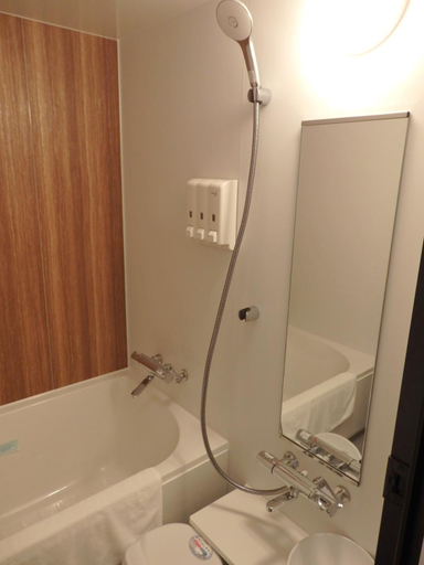Bathroom 3, RedDoorz Plus @ Jalan Pemuda Jakarta, Jakarta Timur