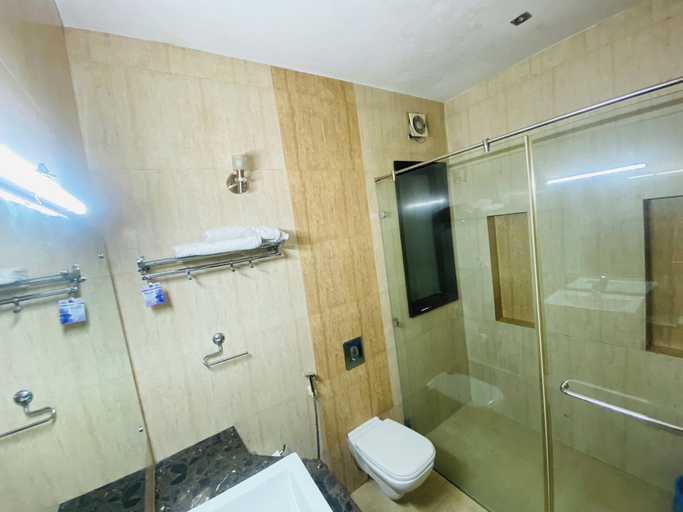 Bathroom 2, Hotel Amazone Residency DLF Phase 3, Gurgaon