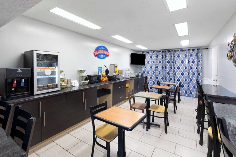 Food & Drinks 5, Baymont by Wyndham Selma, Dallas