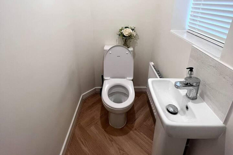 Bathroom 2, 3-bed House, Sleeps 5, Free Parking, Bradford