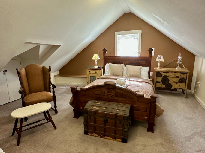 Bedroom 2, Inn on Fox Meadow - Spacious Victorian Inn, Montgomery