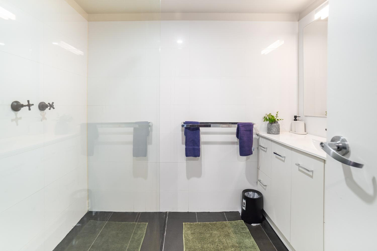 Bathroom 3, Bankstown Motel 10, Sydney
