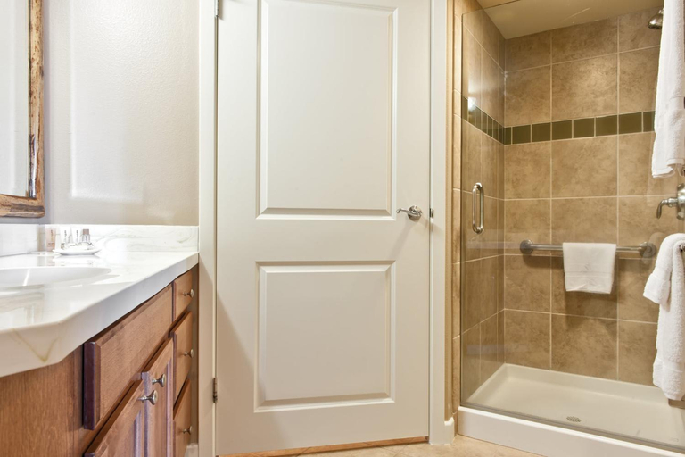 Bathroom 3, Club Wyndham at Waikiki Beach Walk, Honolulu