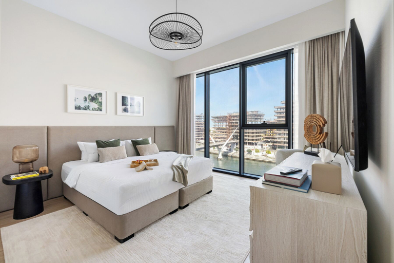 Room 4, 3BR with Burj Khalifa and Canal View, Dubai