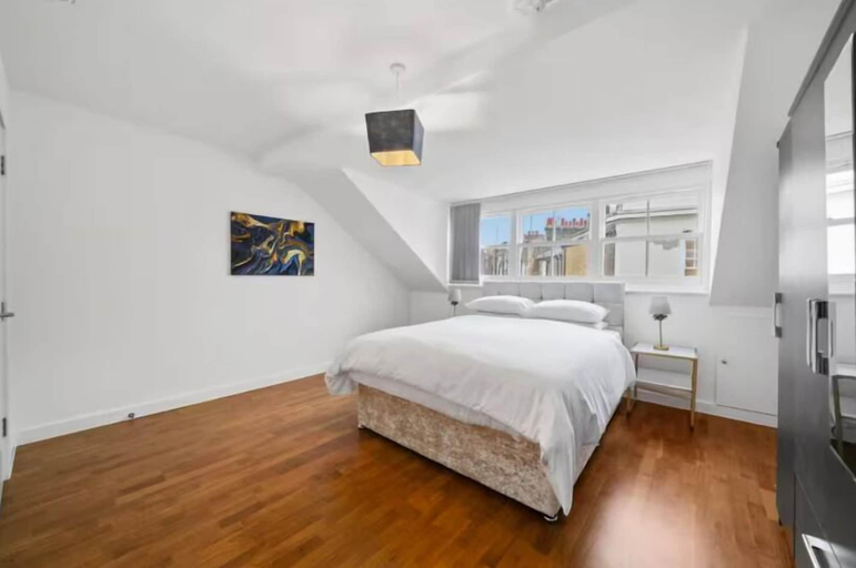 Room 2, Flat 2 Victoria Grove, London
