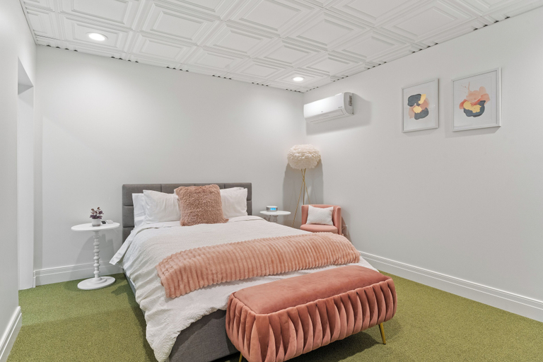 Room 2, Diamond on Seneca, Schuyler