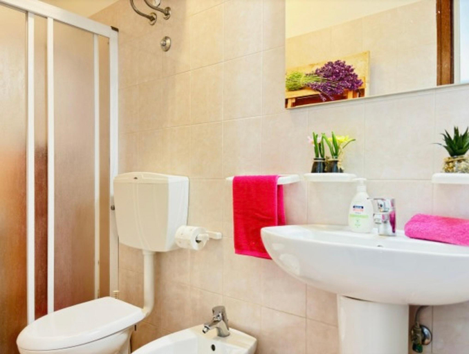 Bathroom 3, Beautiful two-room apartment on the sea front - Beach place included, Venezia