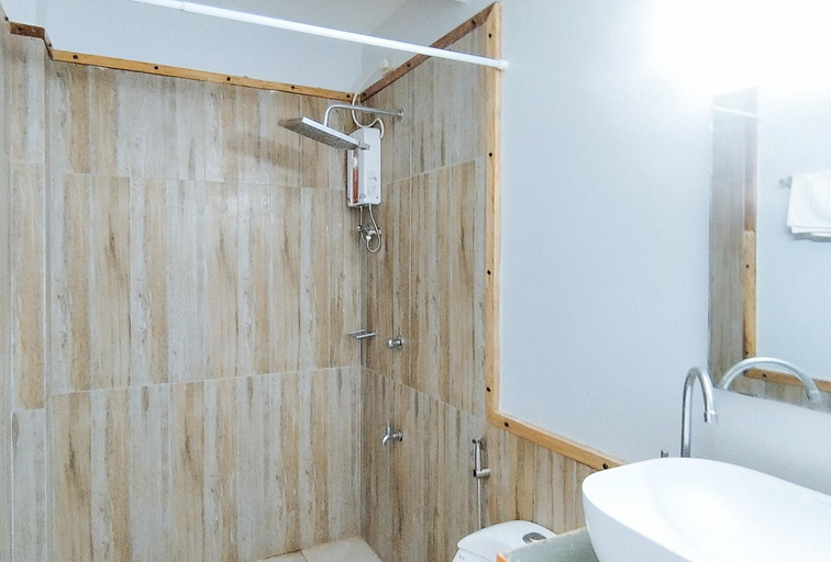 Bathroom, Estancia Roadside Inn by RedDoorz, Estancia