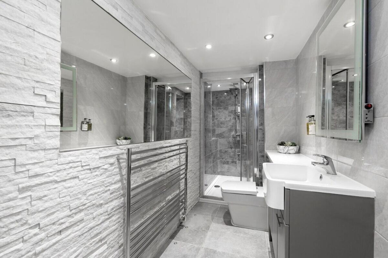 Bathroom 3, Large Period 2-Bed Apartment Close to Town, Gloucestershire