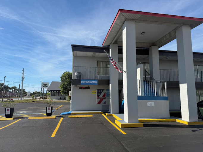 Exterior & Views 2, Englewood Inn & Suites, Charlotte