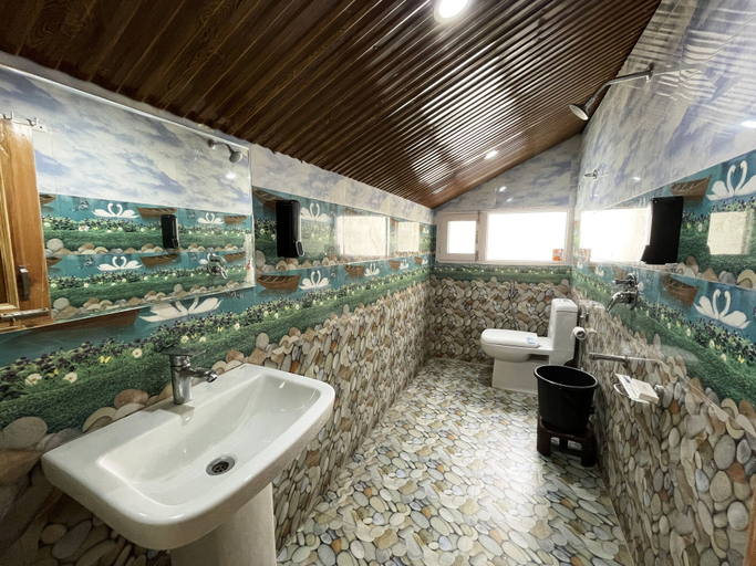 Bathroom 4, Singh Saab Rooms & Cafe, Kullu