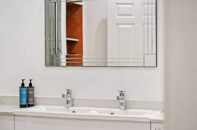 Bathroom 5, Flat 3 Beauchamp Place, London