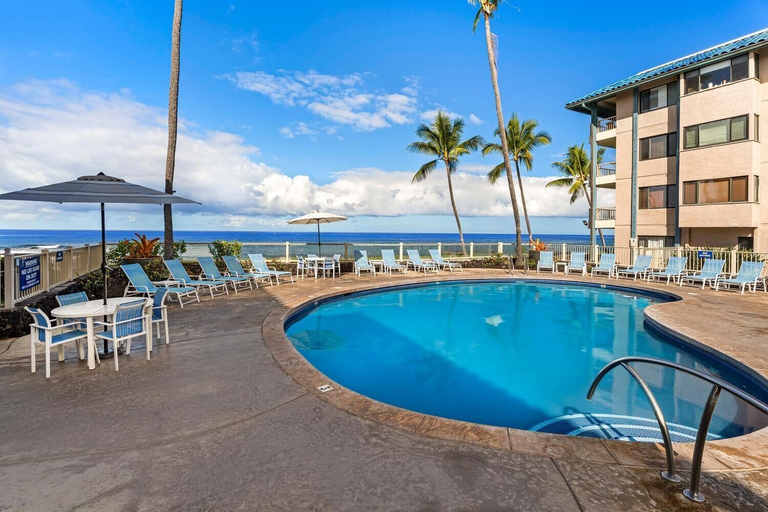 Pool 2, Breathtaking Ocean Front AC Next to Beach & Town - Vrkcv, Hawaii