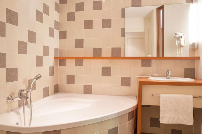 Bathroom 4, La Fischhutte, The Originals Relais, Bas-Rhin