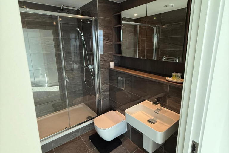 Bathroom 2, Apt Sleeps 6 With Two Bathrooms, Manchester