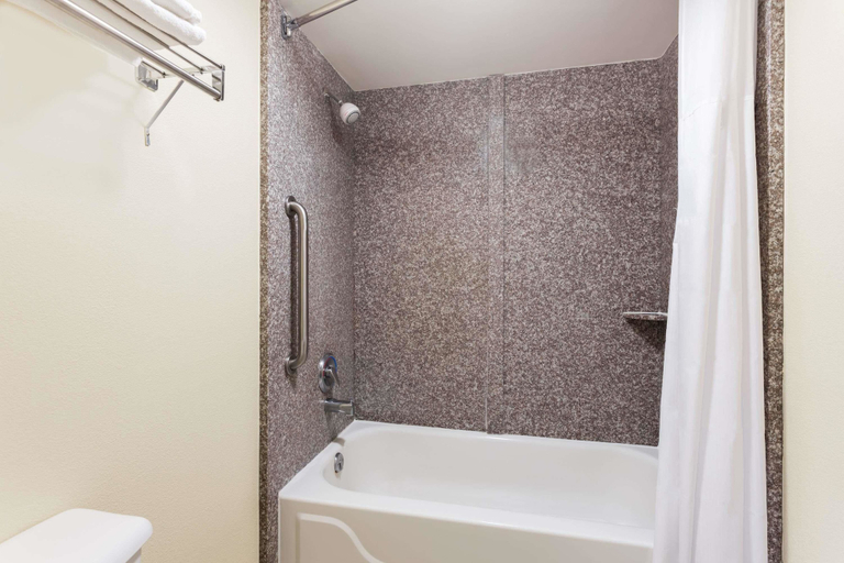 Bathroom 4, Days Inn & Suites Warner Robins Near Robins Afb, Houston